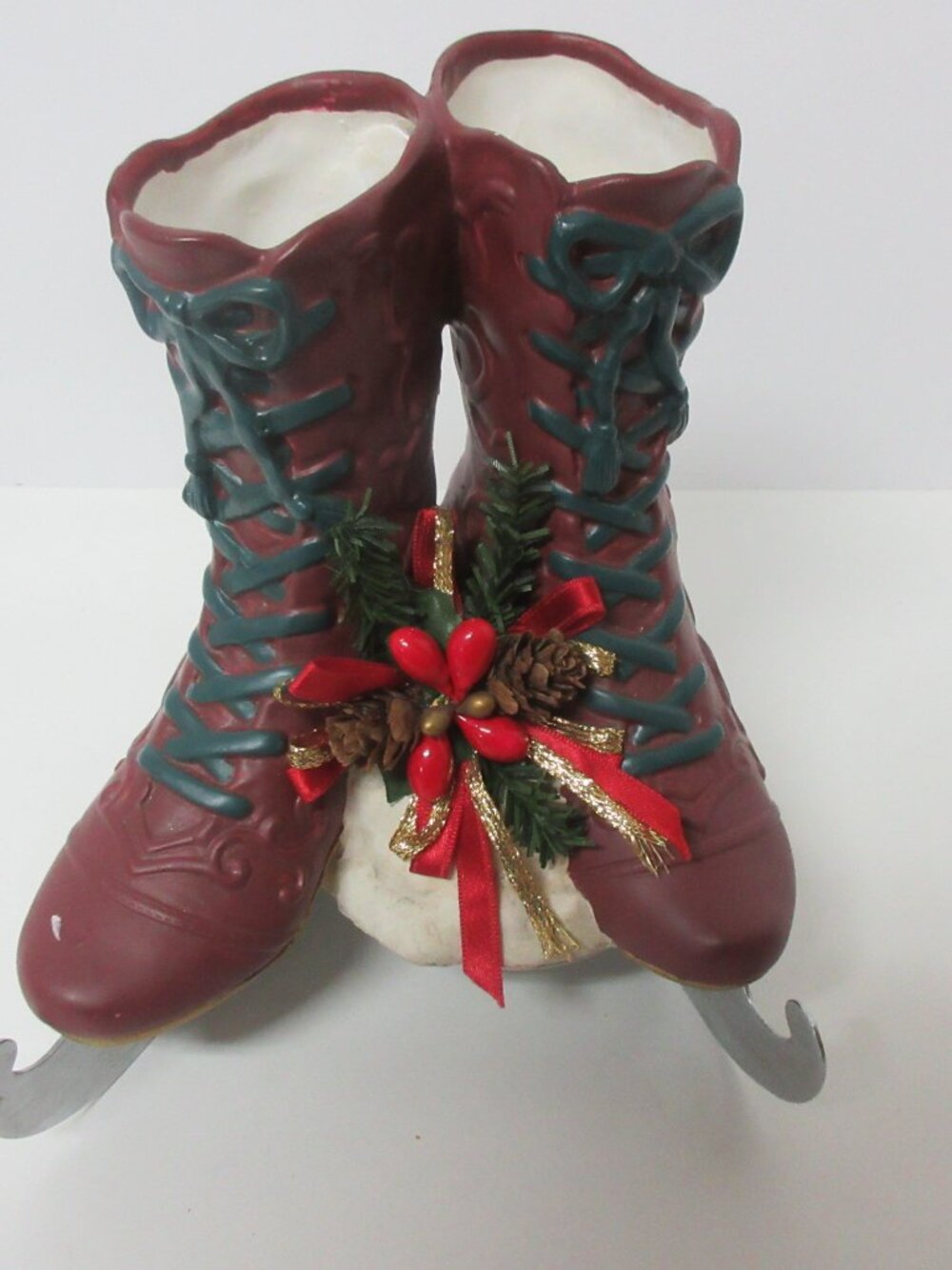 VTG House of Lloyd Ice Skates Music Box Christmas Decor Plays “Winter Wonderland